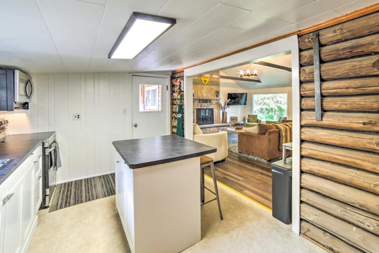 Crivitz Lakefront Escape With Boat Dock And Slip! Villa Exteriör bild